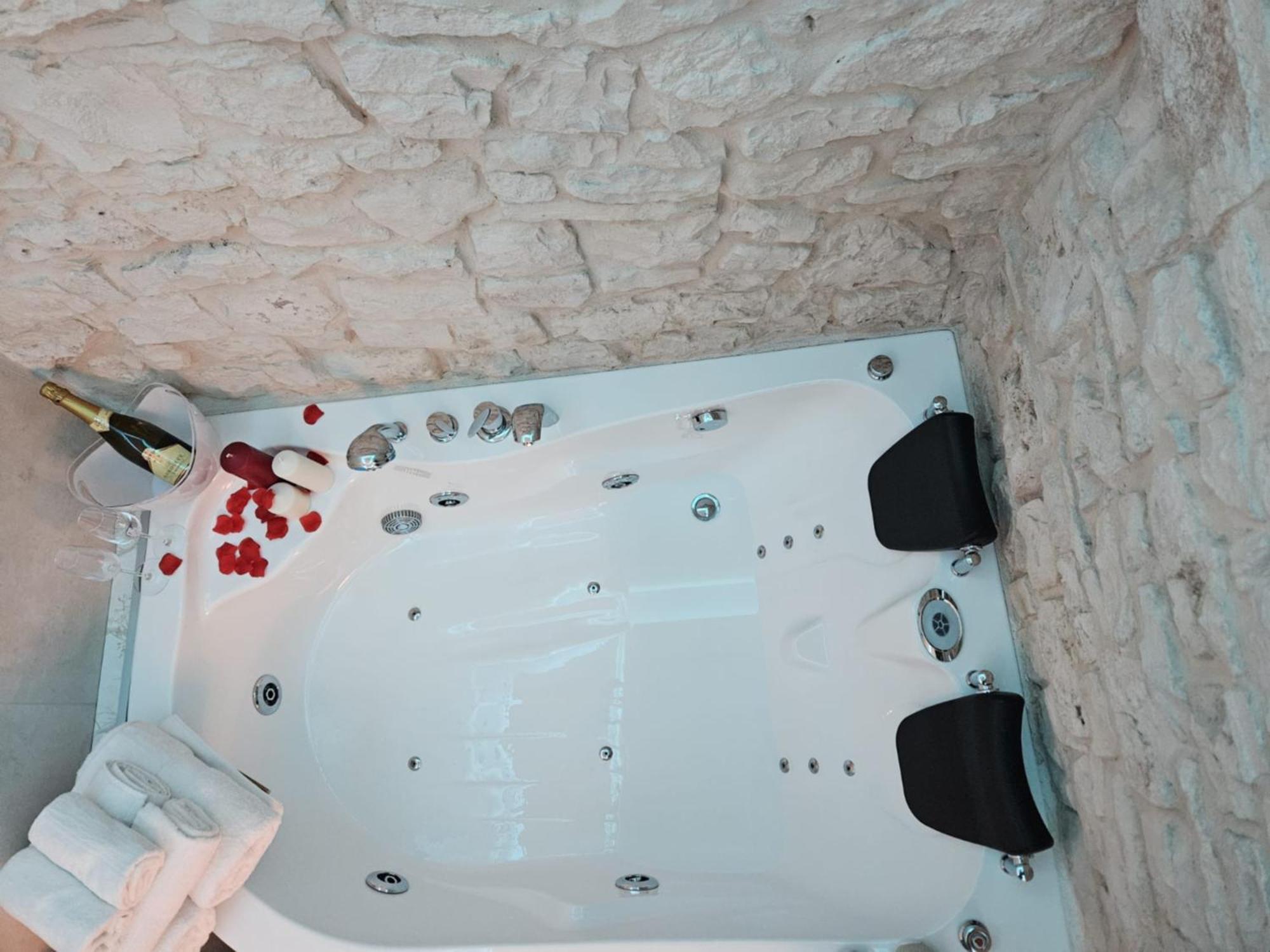 Luxuite Spa Con Piscina E Jacuzzi Alberobello Ngoại thất bức ảnh